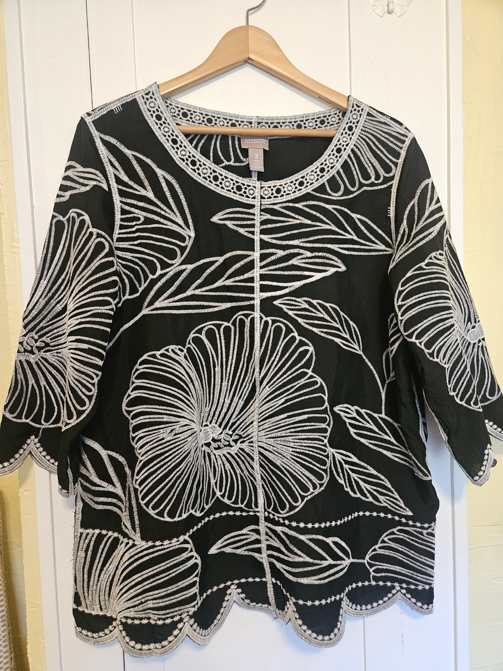 Chico's Enlarged Flower Artisan Popover Top Embroidered Black White Size 3